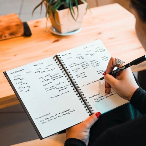 STARTER KIT INFINITE PLANNER A5. Le set comprend un "infinite Diary", un kit de nettoyage, un marqueur et un porte-marqueur - Noir