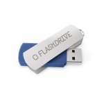 . Behajthat&oacute; USB pendrive, f&eacute;m klipszel, max 32 GB - 303 - K&eacute;k
