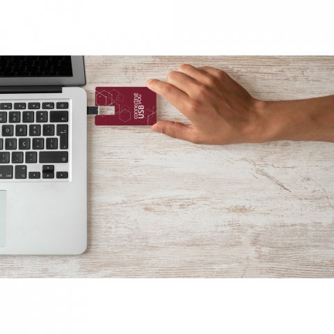 . UDP флаш устройство до 32 GB във формат на карта с височина 3 мм