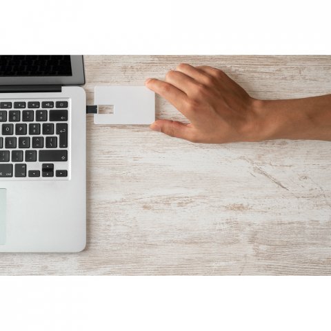 . UDP флаш устройство до 32 GB във формат на карта с височина 3 мм