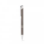 RE-BETA. Kulspetspenna i &aring;tervunnen aluminium (100% rAL) - Pistolmetall