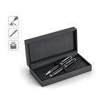 CHESS. Kit roller et stylo &agrave; bille en m&eacute;tal et fibre de carbone avec m&eacute;canisme twist