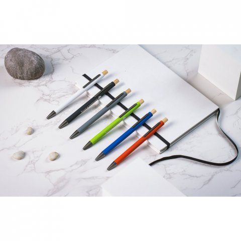 ZYLEN. Esferogr&aacute;fica em alum&iacute;nio reciclado (100% rAL), com acabamento em borracha