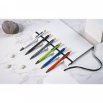 ZYLEN. Esferogr&aacute;fica em alum&iacute;nio reciclado (100% rAL), com acabamento em borracha