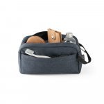 REPURPOSE BAG. 600D &aring;tervunnen polyester sminkv&auml;ska - Bl&aring;