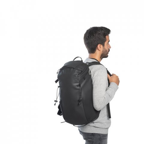 ALASCA. Mochila de senderismo con revestimiento impermeable - Negro