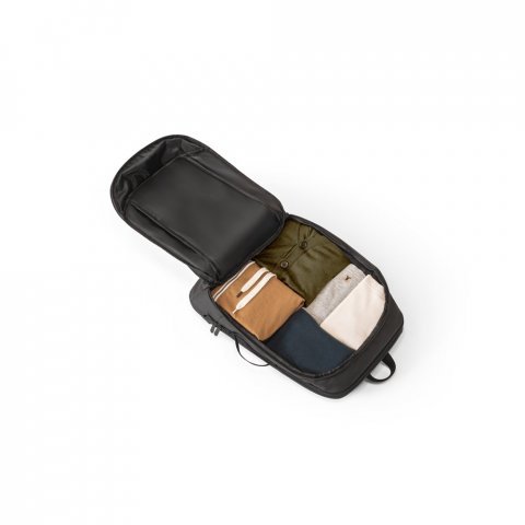 KAMPALA. Laptop h&aacute;tizs&aacute;k 900D, nagy sűrűs&eacute;gű &uacute;jrahasznos&iacute;tott poli&eacute;szterből, v&iacute;z&aacute;ll&oacute; bevonattal &eacute;s 210D &uacute;jrahasznos&iacute;tott poli&eacute;szter b&eacute;l&eacute;ssel 17.3" - Fekete