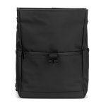 AZORES BAG. Batoh na notebook z PU (16"), s klopou zakr&yacute;vaj&iacute;c&iacute; v&scaron;echny přihr&aacute;dky - Čern&aacute;