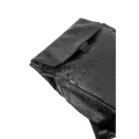 AZORES BAG. Batoh na notebook z PU (16"), s klopou zakr&yacute;vaj&iacute;c&iacute; v&scaron;echny přihr&aacute;dky - Čern&aacute;