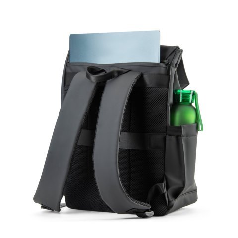 AZORES BAG. Batoh na notebook z PU (16"), s klopou zakr&yacute;vaj&iacute;c&iacute; v&scaron;echny přihr&aacute;dky - Čern&aacute;