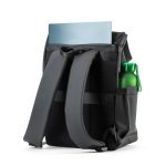 AZORES BAG. Batoh na notebook z PU (16"), s klopou zakr&yacute;vaj&iacute;c&iacute; v&scaron;echny přihr&aacute;dky - Čern&aacute;
