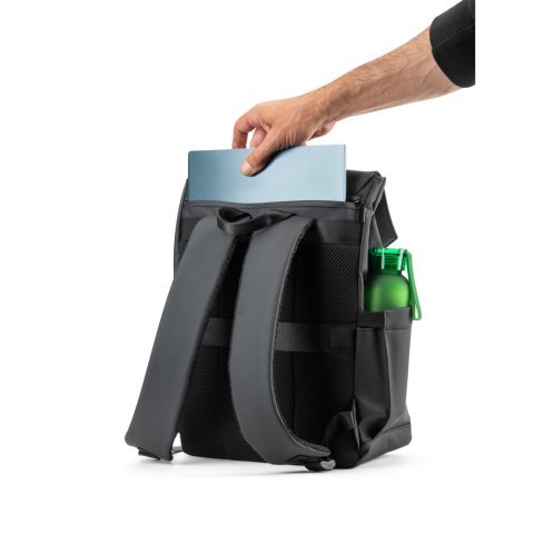AZORES BAG. Batoh na notebook z PU (16"), s klopou zakr&yacute;vaj&iacute;c&iacute; v&scaron;echny přihr&aacute;dky - Čern&aacute;