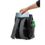 AZORES BAG. Batoh na notebook z PU (16"), s klopou zakr&yacute;vaj&iacute;c&iacute; v&scaron;echny přihr&aacute;dky - Čern&aacute;