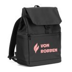AZORES BAG. Batoh na notebook z PU (16"), s klopou zakr&yacute;vaj&iacute;c&iacute; v&scaron;echny přihr&aacute;dky - Čern&aacute;