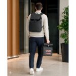 AZORES BAG. Batoh na notebook z PU (16"), s klopou zakr&yacute;vaj&iacute;c&iacute; v&scaron;echny přihr&aacute;dky