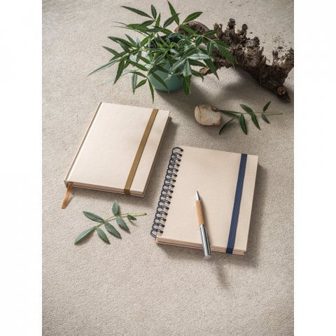 PROUST. Z&aacute;pisn&iacute;k A5 s kroužky, pevn&aacute; vazba, vyroben&yacute; z pap&iacute;ru cukrov&eacute; třtiny (80% cukrov&eacute; třtiny) s čist&yacute;ch str&aacute;nek