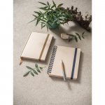 PROUST. Z&aacute;pisn&iacute;k A5 s kroužky, pevn&aacute; vazba, vyroben&yacute; z pap&iacute;ru cukrov&eacute; třtiny (80% cukrov&eacute; třtiny) s čist&yacute;ch str&aacute;nek