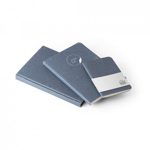 COFFEEPAD RIGID. A5-&ouml;s jegyzetf&uuml;zet k&aacute;v&eacute;h&eacute;j hullad&eacute;kb&oacute;l k&eacute;sz&uuml;lt kem&eacute;ny bor&iacute;t&aacute;ssal (65%)