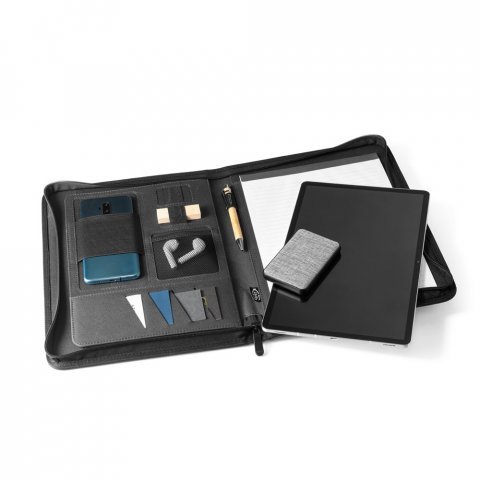 EMERGE FOLDER. A4 map in gerecycled polyester (100% rPET) 300D met rits - Zwart