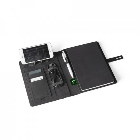 EMERGE A5 FOLDER. A5 map in gerecycled polyester (100% rPET) 300D met draadloze oplader - Zwart