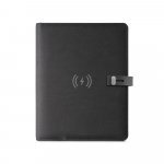 EMERGE A5 FOLDER II. Mapa A5 din 300D poliester reciclat (100% rPET) cu &icirc;ncărcător wireless &icirc;ncorporat