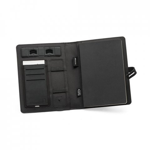 EMERGE A5 FOLDER II. Mapa A5 din 300D poliester reciclat (100% rPET) cu &icirc;ncărcător wireless &icirc;ncorporat