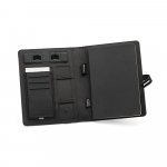 EMERGE A5 FOLDER II. Mapa A5 din 300D poliester reciclat (100% rPET) cu &icirc;ncărcător wireless &icirc;ncorporat