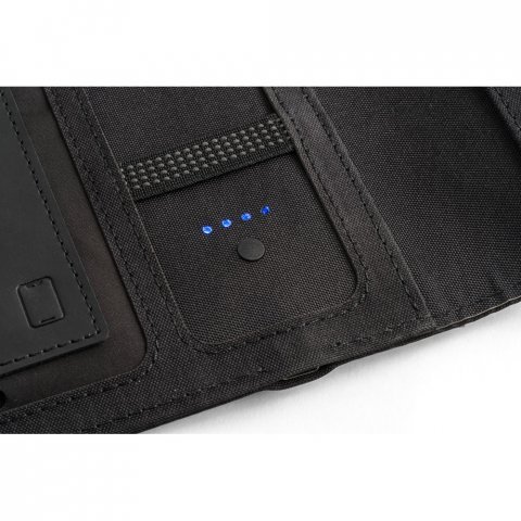 EMERGE A5 FOLDER II. Mapa A5 din 300D poliester reciclat (100% rPET) cu &icirc;ncărcător wireless &icirc;ncorporat