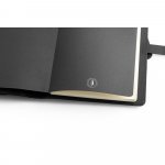 EMERGE A5 FOLDER II. Mapa A5 din 300D poliester reciclat (100% rPET) cu &icirc;ncărcător wireless &icirc;ncorporat