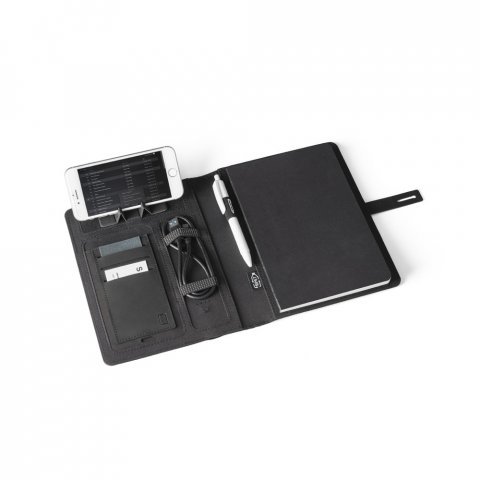EMERGE A5 FOLDER II. Mapa A5 din 300D poliester reciclat (100% rPET) cu &icirc;ncărcător wireless &icirc;ncorporat