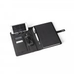 EMERGE A5 FOLDER II. Mapa A5 din 300D poliester reciclat (100% rPET) cu &icirc;ncărcător wireless &icirc;ncorporat