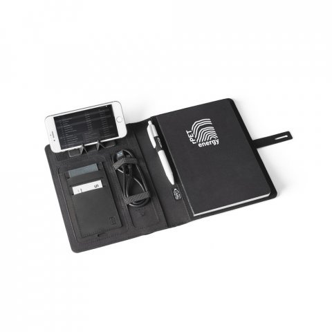 EMERGE A5 FOLDER II. Mapa A5 din 300D poliester reciclat (100% rPET) cu &icirc;ncărcător wireless &icirc;ncorporat