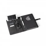 EMERGE A5 FOLDER II. Mapa A5 din 300D poliester reciclat (100% rPET) cu &icirc;ncărcător wireless &icirc;ncorporat