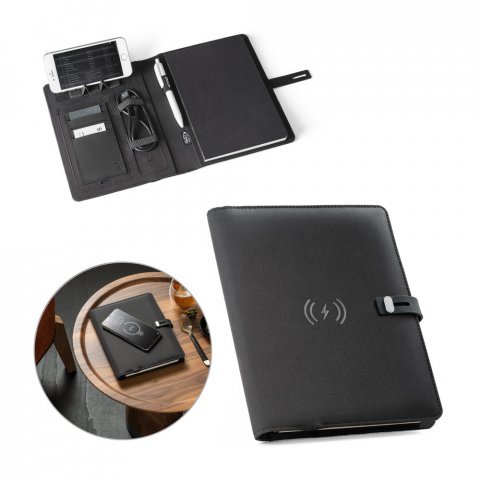 EMERGE A5 FOLDER II. Mapa A5 din 300D poliester reciclat (100% rPET) cu &icirc;ncărcător wireless &icirc;ncorporat