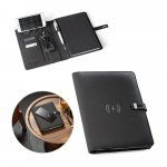 EMERGE A5 FOLDER II. Mapa A5 din 300D poliester reciclat (100% rPET) cu &icirc;ncărcător wireless &icirc;ncorporat