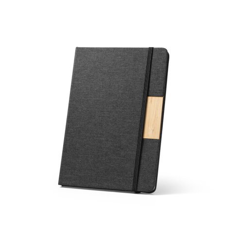 M&Aacute;RQUEZ. Cahier A5 &agrave; couverture rigide fabriqu&eacute;e &agrave; partir de tissu PET 100% recycl&eacute;, avec des pages lign&eacute;es en papier recycl&eacute; - Noir