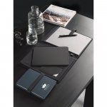 SANDERSON FOLDER. A4-mappe i PU (50 % resirkulert) med magnetisk lukking og notisblokk med linjerte sider