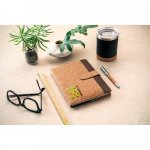 FIELDING. Cartellina A5 in sughero e poliestere riciclato
(100% rPET) con blocco note rimovibile
