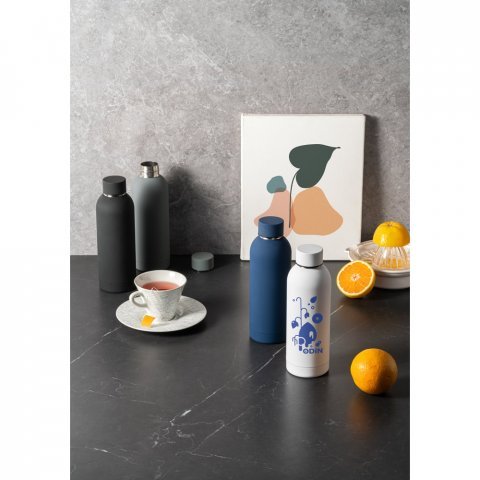 ODIN. Garrafa em a&ccedil;o inoxid&aacute;vel (36% reciclado) com acabamento em borracha 550 mL