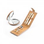 ZENA. Set manicure in sughero con accessori in acciaio inox - Naturale