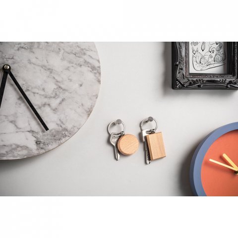 STEWIE. Pravougaoni privezak za ključeve od bukovog drveta