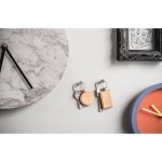 STEWIE. Pravougaoni privezak za ključeve od bukovog drveta