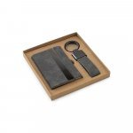 VAUGHN. Set compos&eacute; d'un porte-cartes et d'un porte-cl&eacute;s, tous deux en m&eacute;tal et polyester recycl&eacute; (30% rPET) - Gris fonc&eacute;
