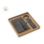 VAUGHN. Set compos&eacute; d'un porte-cartes et d'un porte-cl&eacute;s, tous deux en m&eacute;tal et polyester recycl&eacute; (30% rPET)