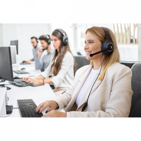 KILBY. &Aacute;ll&iacute;that&oacute; fejhallgat&oacute; mikrofonnal, ABS &eacute;s PP anyagb&oacute;l