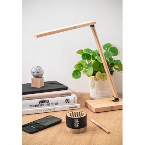 MOREY. foldebar skrivebordslampe med 15W superhurtig
tr&aring;dl&oslash;s oplader i bambus