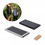CLERK. Power bank da 8.000 mAh con pannello solare in alluminio 100% riciclato