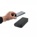 BECKER 20. 20 000 mAh power banka z recyklovan&eacute;ho ABS (100% rABS) s 15W superr&yacute;chlou bezdr&ocirc;tovou nab&iacute;jačkou - Čierna