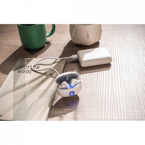 CAETANO. Vezet&eacute;k n&eacute;lk&uuml;li f&uuml;lhallgat&oacute; 4 &oacute;r&aacute;s akkumul&aacute;tor-&uuml;zemidővel &uacute;jrahasznos&iacute;tott ABS-ből (100% rABS)