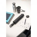 GUSTAVO. Kierr&auml;tetyst&auml; polyesterist&auml; (100 % rPET) valmistettu 190T pongee-sateenvarjo, jossa automaattinen avautuminen ja sulkeutuminen